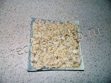 Салат с курицей и ананасами слоями