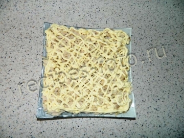 Салат с курицей и ананасами слоями