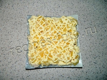 Салат с курицей и ананасами слоями