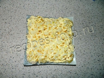 Салат с курицей и ананасами слоями
