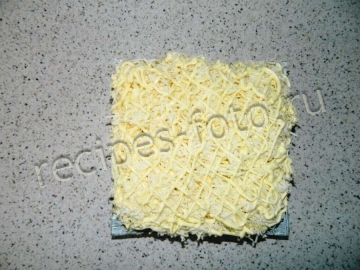 Салат с курицей и ананасами слоями
