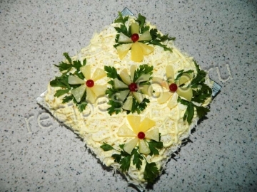 Салат с курицей и ананасами слоями
