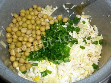 Салат с курицей и горошком