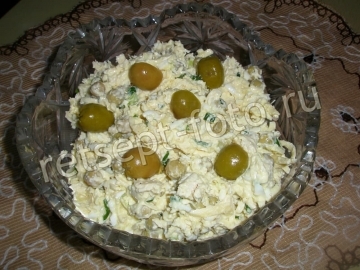 Салат с курицей и горошком