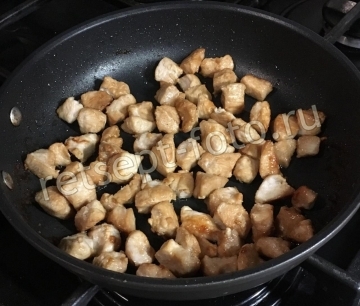 Салат с курицей и овощами без майонеза