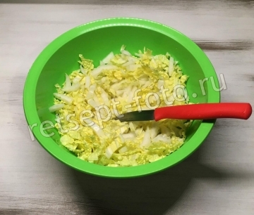 Салат с курицей и овощами без майонеза