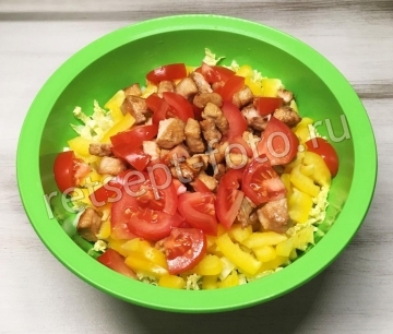 Салат с курицей и овощами без майонеза
