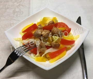 Салат с курицей и овощами без майонеза