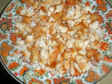 Салат с курицей и сухариками слоями
