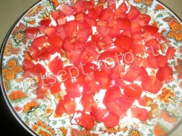 Салат с курицей и сухариками слоями