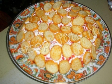 Салат с курицей и сухариками слоями