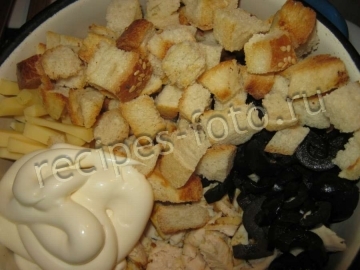 Салат с курицей, кукурузой и сухариками
