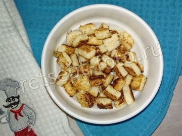 Салат с курицей пекинской капустой и сухариками