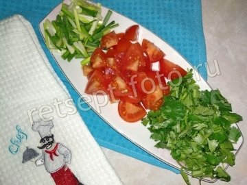 Салат с курицей пекинской капустой и сухариками
