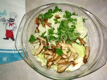 Салат с курицей пекинской капустой и сухариками
