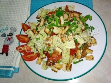 Салат с курицей пекинской капустой и сухариками