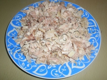 Салат с курицей, сыром и морковью