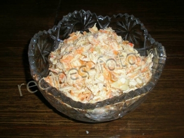 Салат с курицей, сыром и морковью