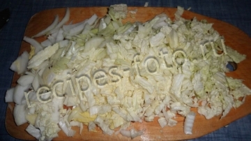 Салат с курицей, ананасами и пекинской капустой на праздник