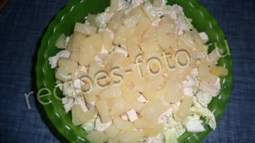 Салат с курицей, ананасами и пекинской капустой на праздник