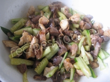 Салат с курицей, грибами и огурцами без майонеза