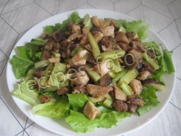Салат с курицей, грибами и огурцами без майонеза