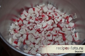 Салат с курицей, крабовыми палочками и сухариками