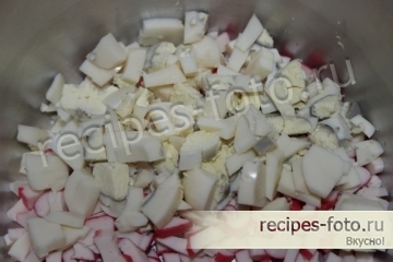 Салат с курицей, крабовыми палочками и сухариками