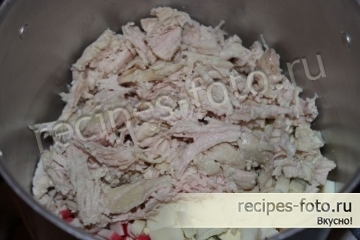 Салат с курицей, крабовыми палочками и сухариками