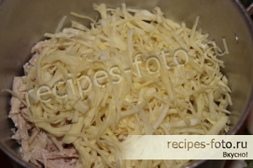 Салат с курицей, крабовыми палочками и сухариками