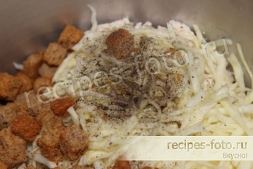 Салат с курицей, крабовыми палочками и сухариками