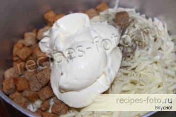 Салат с курицей, крабовыми палочками и сухариками