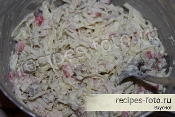 Салат с курицей, крабовыми палочками и сухариками
