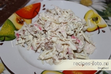 Салат с курицей, крабовыми палочками и сухариками