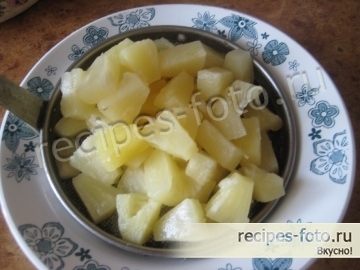 Салат с курицей и ананасом