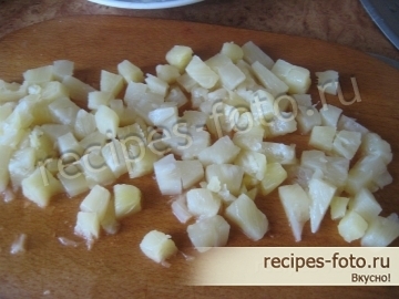 Салат с курицей и ананасом