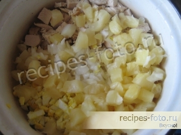 Салат с курицей и ананасом