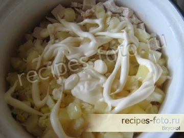 Салат с курицей и ананасом