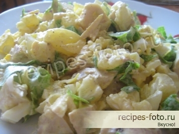 Салат с курицей и ананасом
