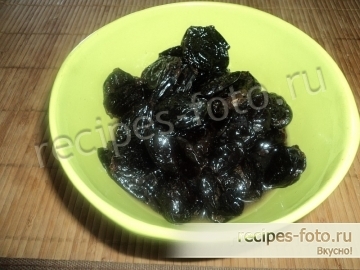 Салат с курицей и черносливом