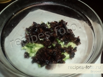 Салат с курицей и черносливом