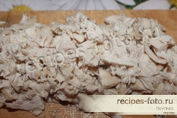 Салат с курицей, грибами и сыром слоями