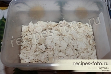 Салат с курицей, грибами и сыром слоями