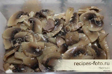 Салат с курицей, грибами и сыром слоями