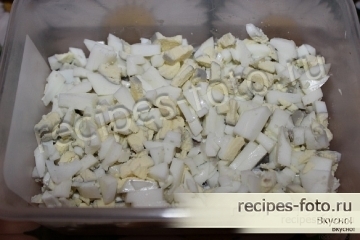 Салат с курицей, грибами и сыром слоями