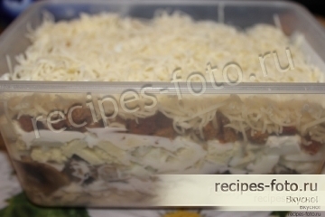 Салат с курицей, грибами и сыром слоями