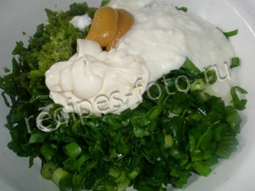 Салат с луком и яйцом