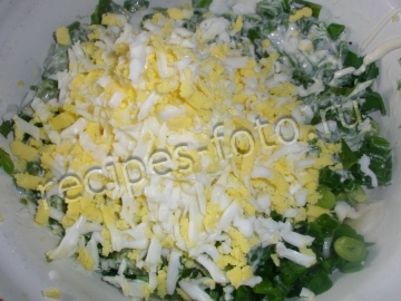 Салат с луком и яйцом