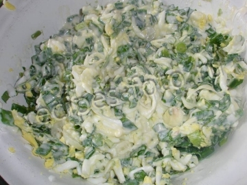 Салат с луком и яйцом