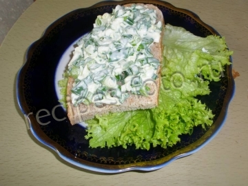 Салат с луком и яйцом